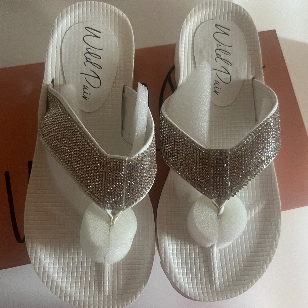 New in box White Bling Beach pool Sandals Size 7 Wild Pair Super Comfortable